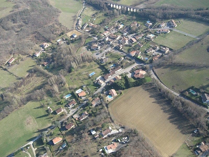 Vue aérienne du bourg de Bajamont et de la vallée