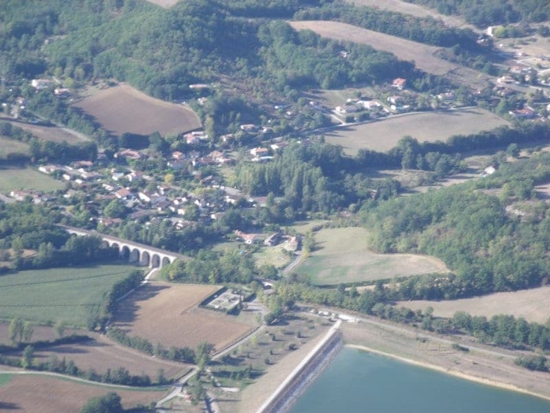 Vue aérienne du bourg, du viaduc et du lac de Bajamont