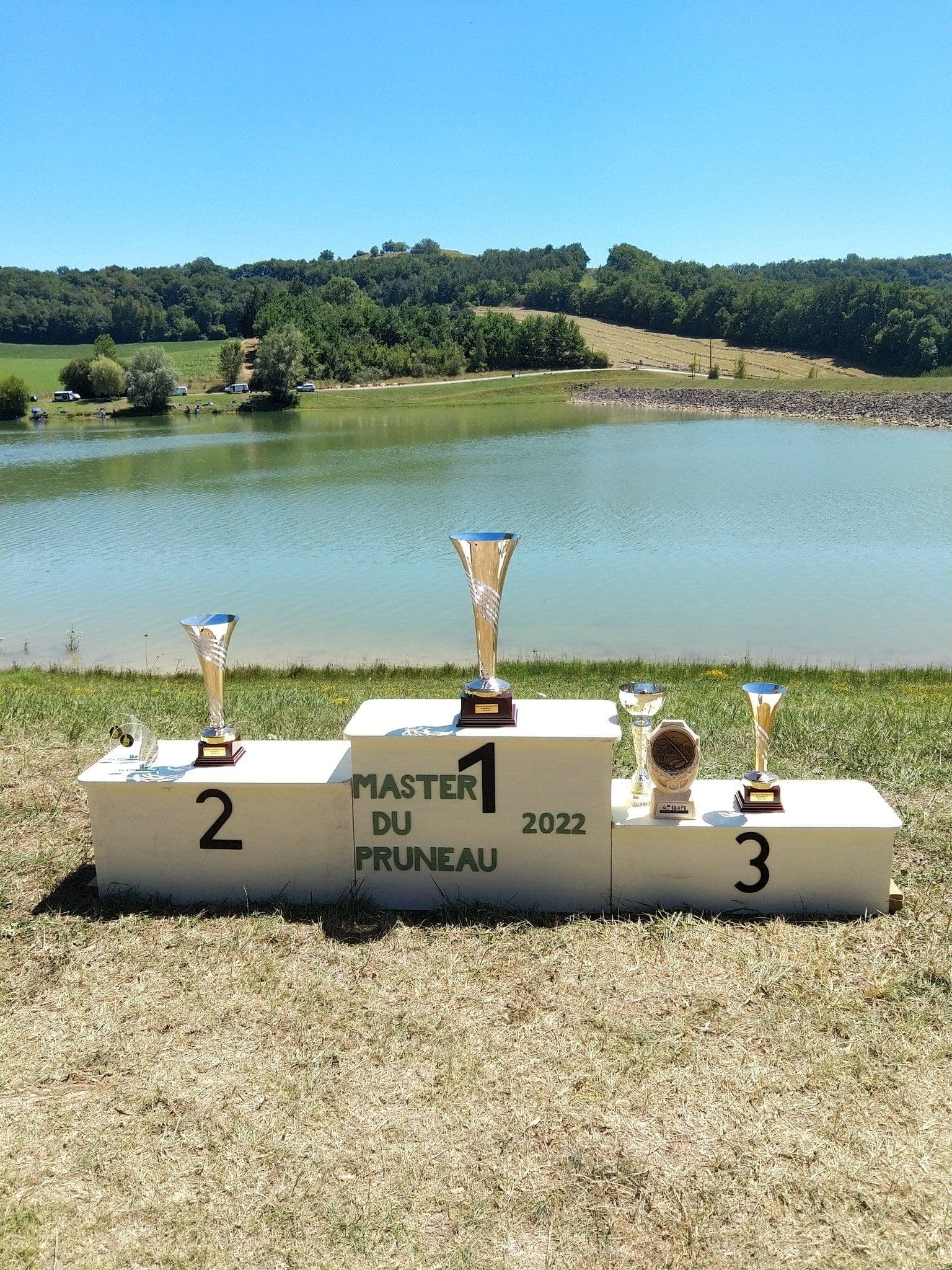 Podium et trophées du Master du Pruneau 2022 au bord du lac de Bajamont