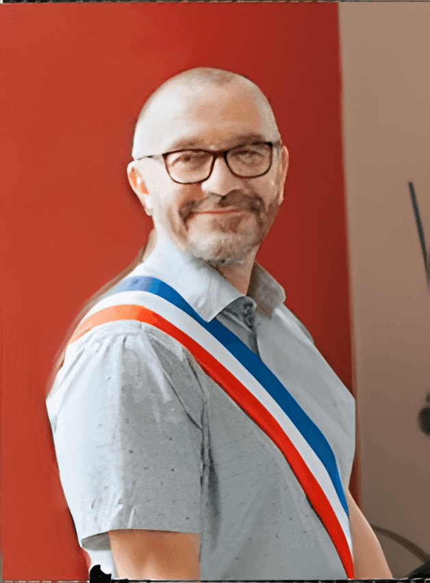 Portrait du maire de Bajamont, ceint de son écharpe tricolore